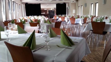 Kleiner Saal im Kulturforum Fürth mit festlich gedeckten Tischen für Veranstaltungen