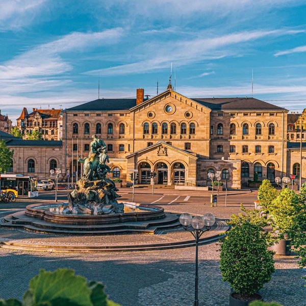 Fürther Hauptbahnhof bei sonnigem Himmel, zentraler Knotenpunkt für Anreise und ÖPNV