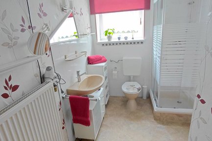 Modernes helles Bad in der Ferienwohnung Anita Pfeiffer im Landkreis Fürth