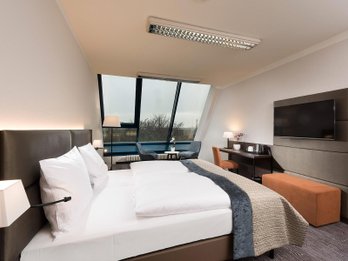 Doppelzimmer im Excelsior Hotel Nürnberg Fürth mit Sitzecke, Fernseher und schönem Ausblick