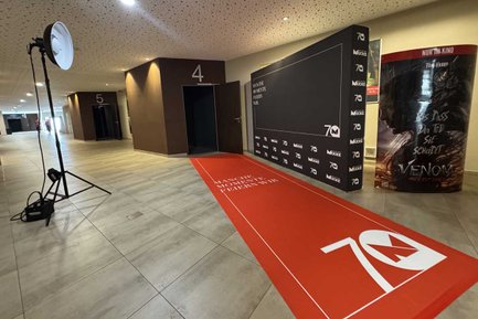 Gang im Cineplex Fürth mit rotem Teppich, führt zu den Kinosälen in Richtung Kinosaal 4