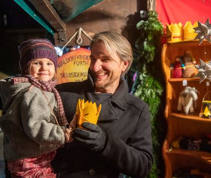 Vater und Tochter genießen ihre Zeit auf der Fürther Altstadtweihnacht