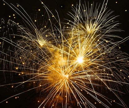 Feuerwerk Goldenes Feuerwerk vor schwarzem Nachhimmel.