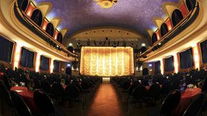 Comödie Fürth Comödie Fürth Saal in stimmungsvoller Atmosphäre mit goldenen und dunkelblauen Akzenten