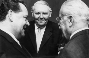 Grundig, Erhard und Schickedanz Schwarz-weiß Aufnahme der Herren Grundig, Erhard und Schickedanz.