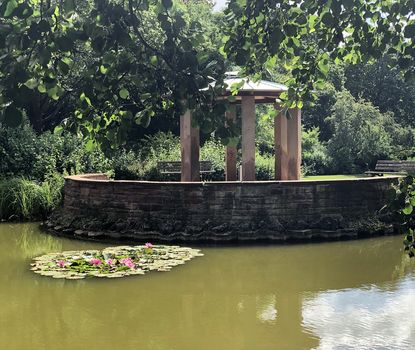 Kleine Mainau Blick auf den Teich und den Quelltempel, der