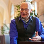 Martin Rassau Der Komödiant Martin Rassau sitzend im Grüner Brauhaus.