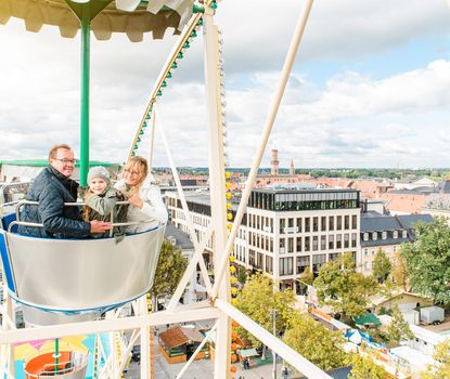 Im Riesenrad auf der Michaelis-Kirchweih Eine Familie im Riesenrad auf der Michaelis-Kirchweih. Im Hintergrund hat meinen guten Blick über Fürth und Richtung Rathaus.