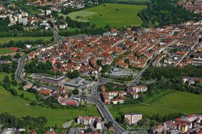 Fürther Altstadt Luftaufnahme der Fürther Altstadt, die von den Flussauen grün umgeben ist.