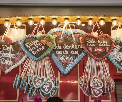 Lebkuchenherzen Lebkuchenherzen werden zum Verkauf in einer Bude angeboten.