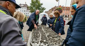 Taktiler Stadtplan in Fürth Taktiler Stadtplan in Fürth wird vom Stadtführer einer Gruppe erklärt
