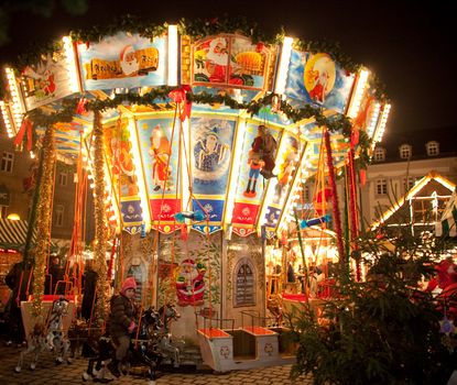 Ein leuchtendes Kinderkarussell