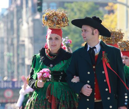 Fränkischer Erntdankfestzug Zu sehen ist ein Pärchen im traditionellen Gewand auf dem Erntedankfestzug anlässlich der Michaelis-Kirchweih.