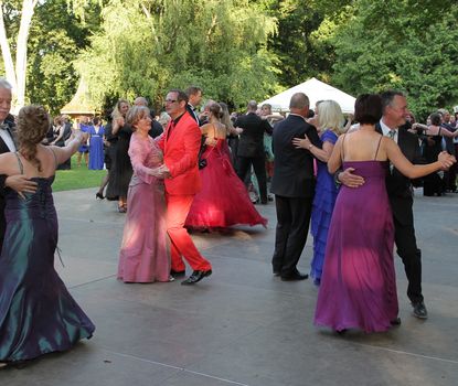 Sommernachtsball_2 Tanzende Paare auf dem Sommernachtsball.