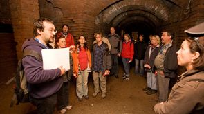 Führung durch die Felsengänge Gruppe und Stadtführer bei einer Führung durch die Felsengänge der Grüner-Brau-Keller.