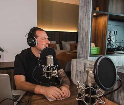 Podcast 2 Der Sprecher von Kleeblattgeflüster bei der Aufnahme.