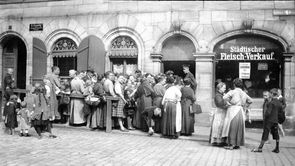 Schmeckt´s? Bassd scho! Bild mit Frauen, die vor dem Geschäft