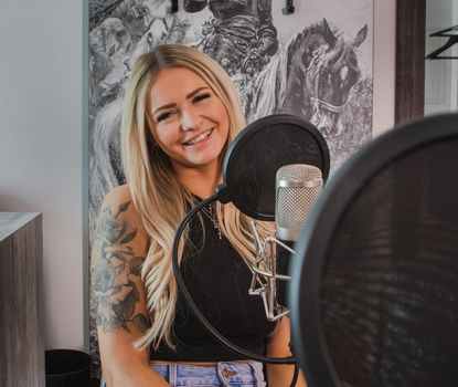 Podcast 3 Die Sprecherin des Podcasts bei der Aufnahme.