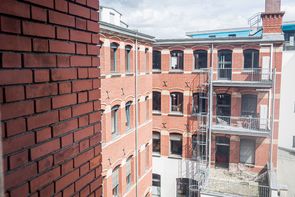 WORK | IN FÜRTH außen Blick auf den Außen bzw. Terassebereich des WORK | IN FÜRTH. Es sind rote Backsteingebäude zu sehen.