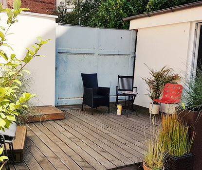 Terrasse Matilde Blick auf den Außenbereich und Gartenmöbel der Matilde.