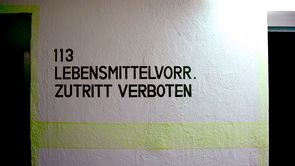 Kronacher Bunker Aufschrift an einer weißen Wand