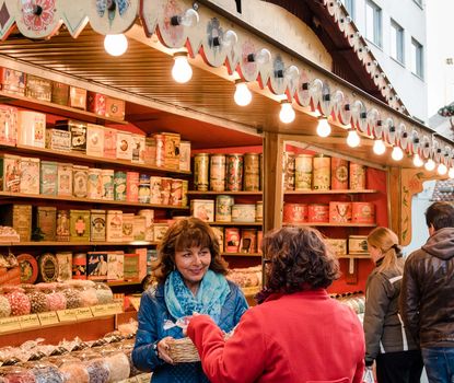 Michaelis-Kirchweih Marktstand mit zwei Kundinnen auf der Michaelis-Kirchweih.