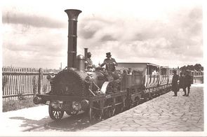 Eisenbahn Adler Die erste deutsche Eisenbahn - der Adler - auf einem historischen schwarz-weiß Bild.