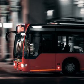 Fahrender Bus Ein roter Bus fährt durch die Straßen.