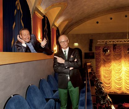 Heissmann u. Rassau Die beiden Komödianten Volker Heißmann und Martin Rassau stehen in ihrem Theater zwischen den leeren Besucherplätzen.