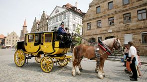 Postkutsche Die von zwei Pferden gezogene historische gelbe Postkutsche am Grünen Markt.