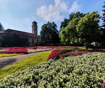 Stadtpark Fürth Blick auf die Auferstehungskirche und das blühende Blumenbeet im Fürther Stadtpark.