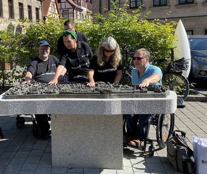 Taktiler Stadtplan Der Taktile Stadtplan wird von Menschen erfühlt.