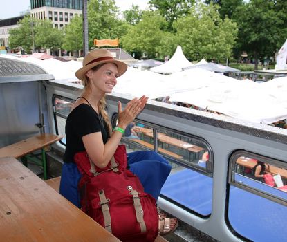 Lilie auf Festival Bloggerin betrachtet Festival von Doppeldeckerbus aus.