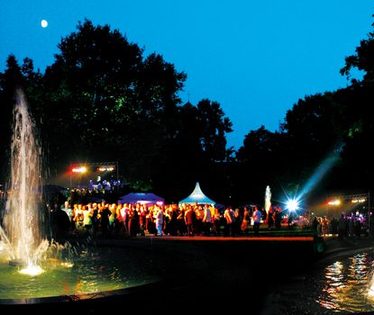 Sommernachtsball_1 Blick auf die beläuchteten Fontäne im Fürther Stadtpark.