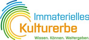 Logo Immaterielles Kulturerbe Das Logo für Immaterielles Kulturerbe ist in den Farben blau, grün, gelb und orange gehalten.