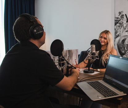 Podcast 1 Die Sprecher des Podasts bei der Aufnahme.