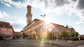Fürther Rathaus Das Fürther Rathaus vom Königsplatz aus gesehen bei Sonnenschein.
