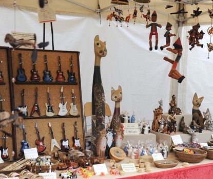 Gartenmarkt_3 Verschiedene Dakoartikel aus Holz werden zum Verkauf dargeboten.