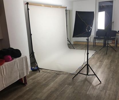 Fotoshooting_Matilde Eine Fotografiebereich ist mit Hintergrund, Belichtung und Equipment vorbereitet.
