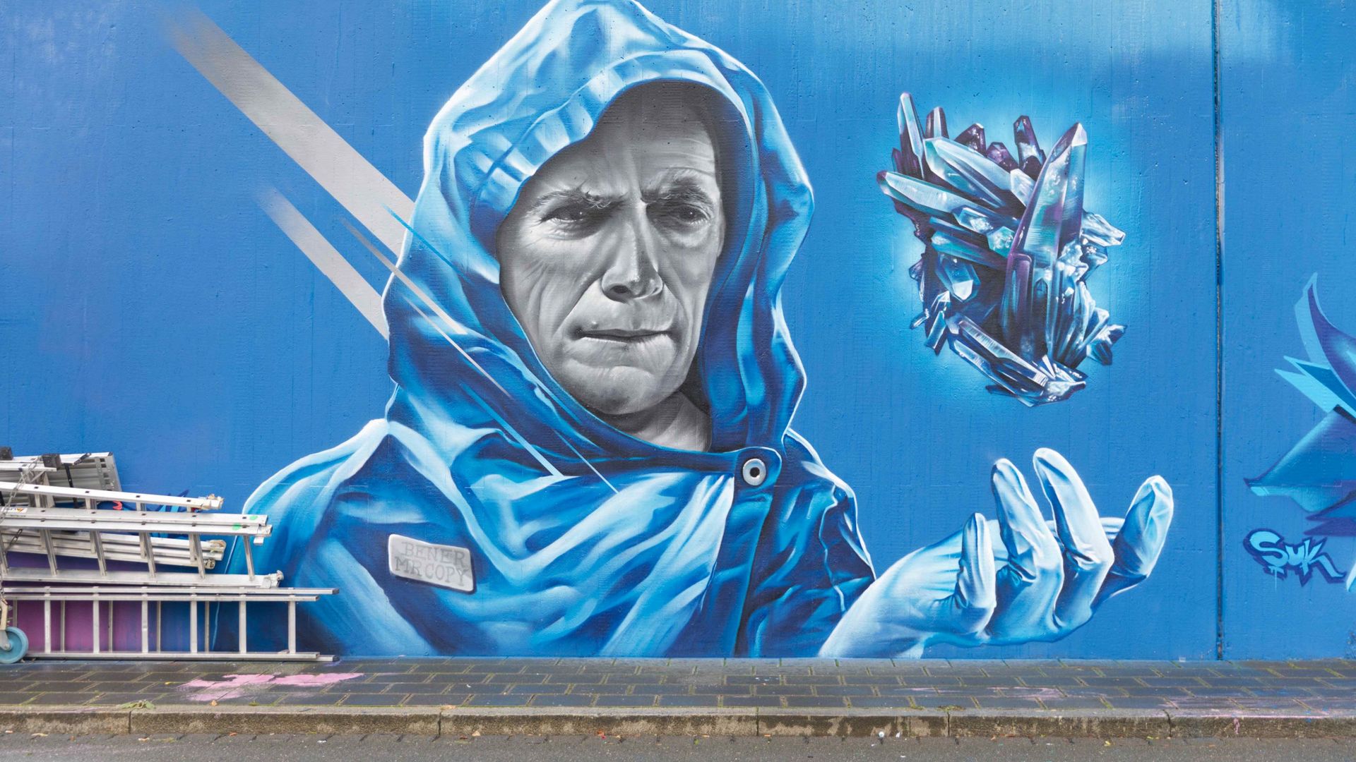 Das Wandbild am Grundigpark Fürth zeigt den Schauspieler Clint Eastwood mit blauen Hintergrund und blauen Umhang.