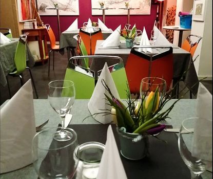 Kaltscher_Tisch Blick auf den gedeckten Tisch im Kaltscher Fürth. Es sind Besteck, Gläser und Servietten zu sehen.