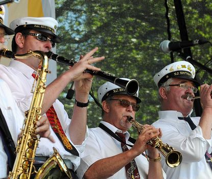 New Orleans Festival Band mit Blasinstrumenten und Kapitänsmützen beim New Orleans Festival.