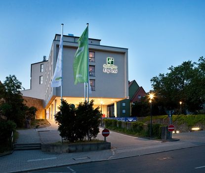 Holyday Inn Express außen Blick auf das Hotel Holyday Inn Express von außen.