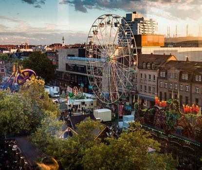 Blick auf die Michaelis-Kirchweih Blick auf die Fürther Freiheit während der Michaelis-Kirchweih. Im Mittelpunkt steht das Riesenrad.