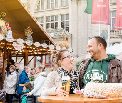 Michaelis-Kirchweih Ein Pärchen beim Biertrinken vor dem Stadttheater auf der Michaelis-Kirchweih.