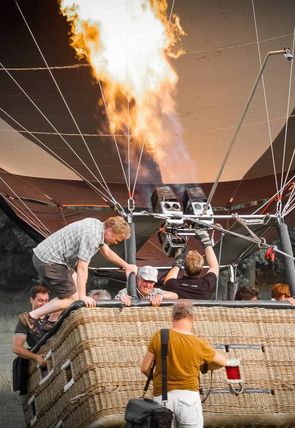 Start Heißluftballon Männer starten einen Heißluftballon.